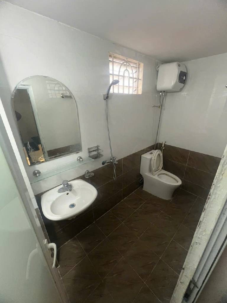 Nhà 4 tầng, 3 ngủ ngay trần quốc vượng 8,3 tỷ