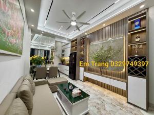 CHỐT KẺO LỠ!! NHÀ TÂN MAI SÁT MẶT PHỐ ĐẸP LUNG LINH - 33M 5 TẦNG - CHỈ 8.6 TỶ