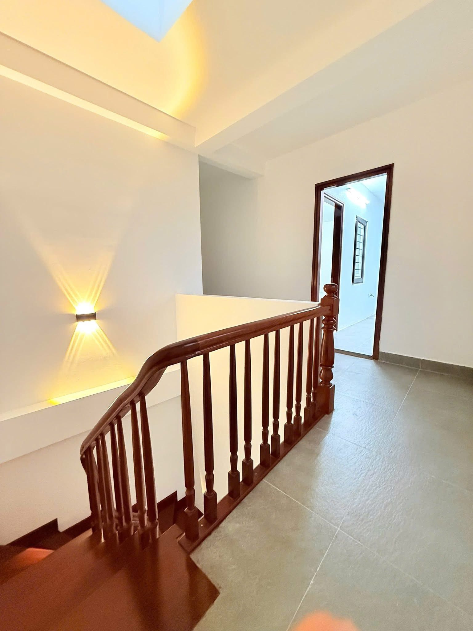 BÁN NHÀ BỒ ĐỀ , SỔ ĐỎ 45M2 * M TIỀN 6M , MẶT NGÕ OTO TRÁNH KINH DOANH, Ô CHỜ THANG MÁY