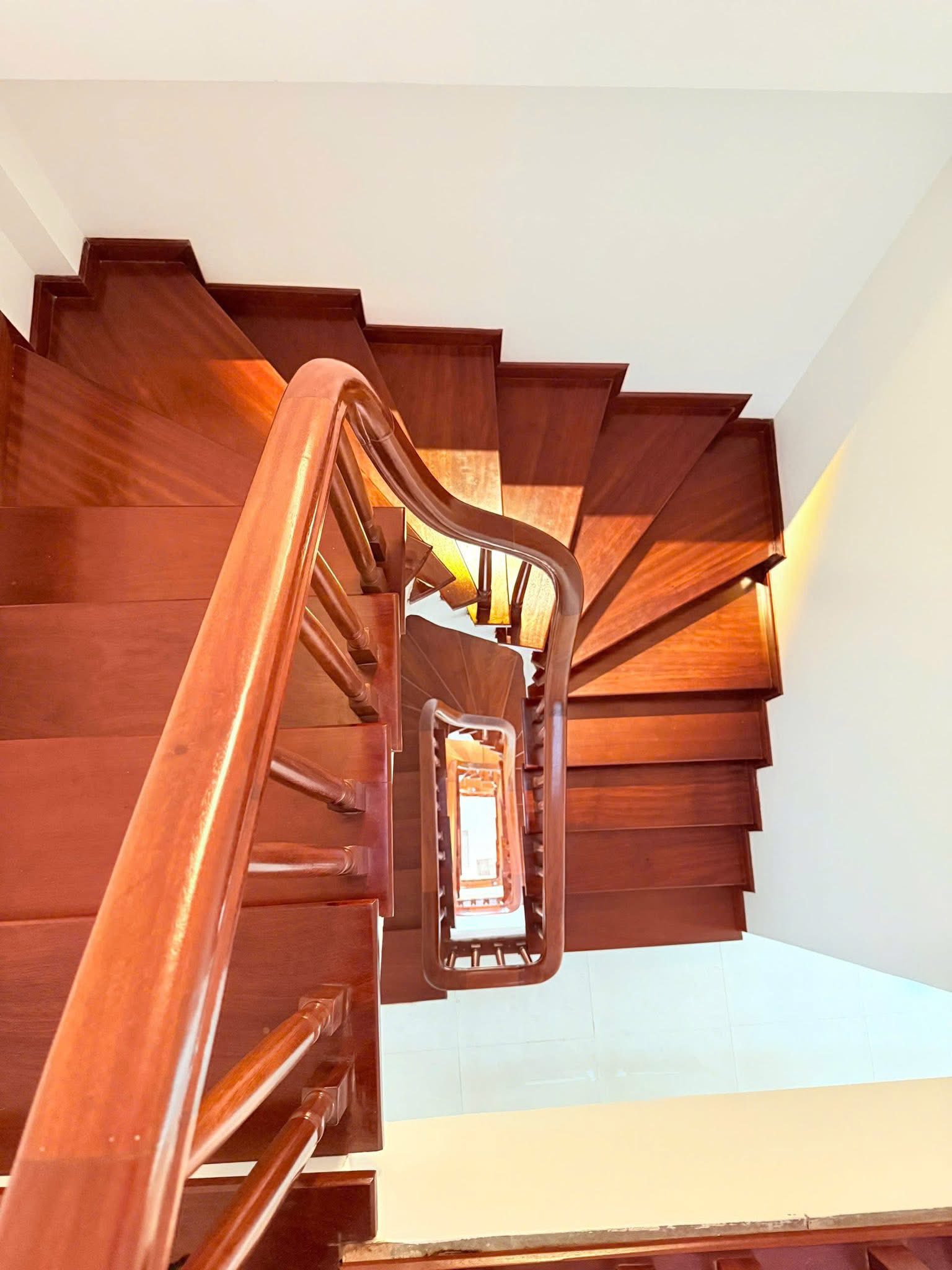 BÁN NHÀ BỒ ĐỀ , SỔ ĐỎ 45M2 * M TIỀN 6M , MẶT NGÕ OTO TRÁNH KINH DOANH, Ô CHỜ THANG MÁY