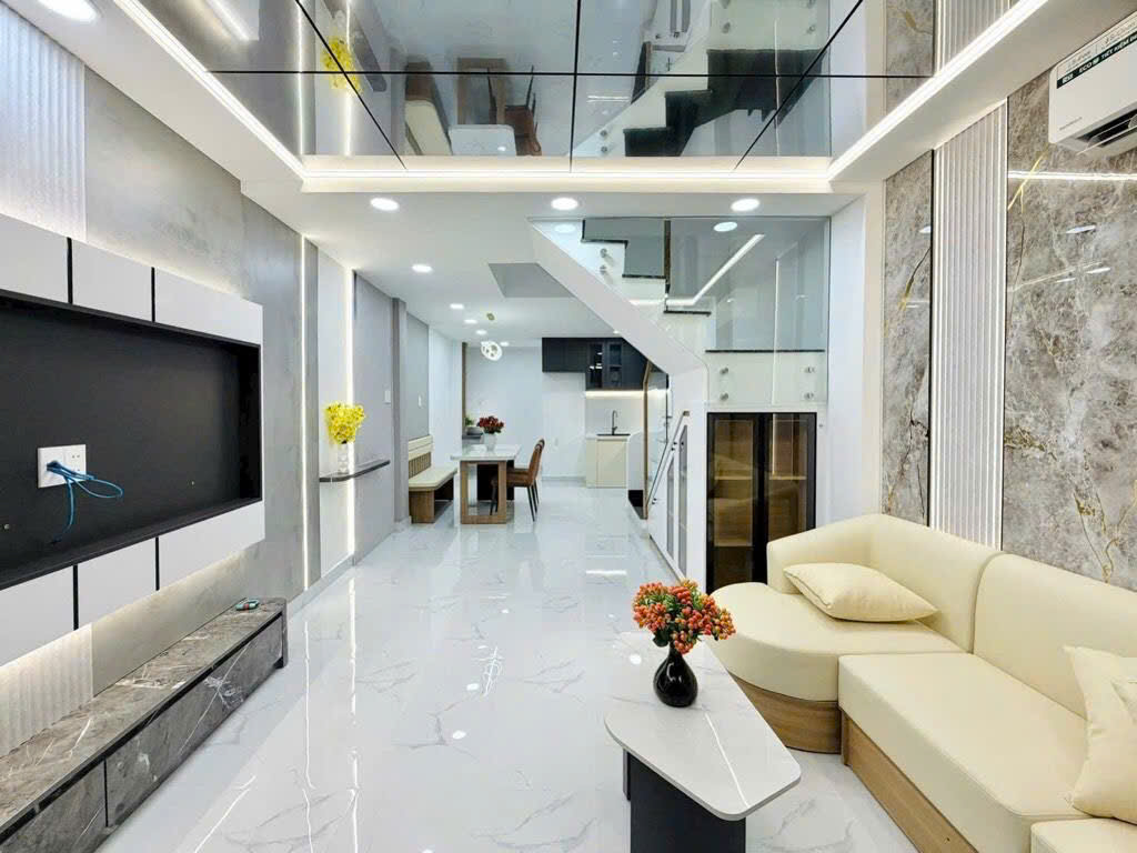 - NHÀ NỞ HẬU 5TẦNG + MÁI BTCT Ở PHÍA SAU MT HOÀNG VĂN THỤ