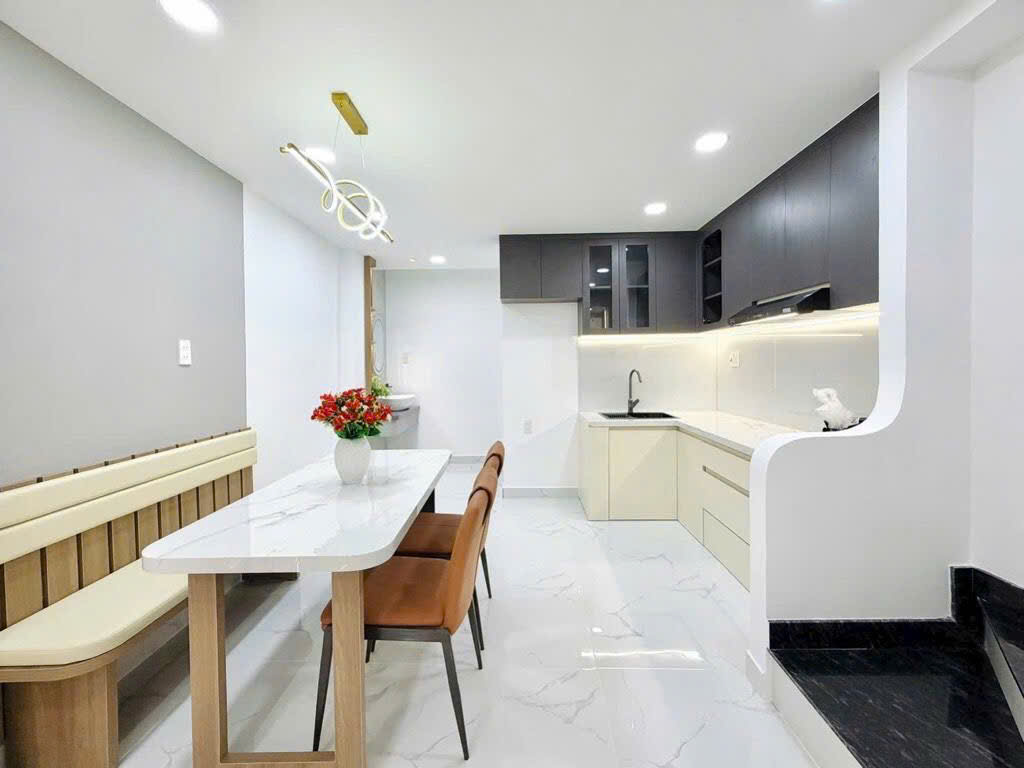 - NHÀ NỞ HẬU 5TẦNG + MÁI BTCT Ở PHÍA SAU MT HOÀNG VĂN THỤ