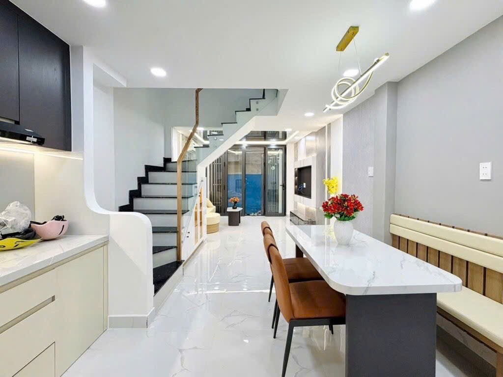 - NHÀ NỞ HẬU 5TẦNG + MÁI BTCT Ở PHÍA SAU MT HOÀNG VĂN THỤ