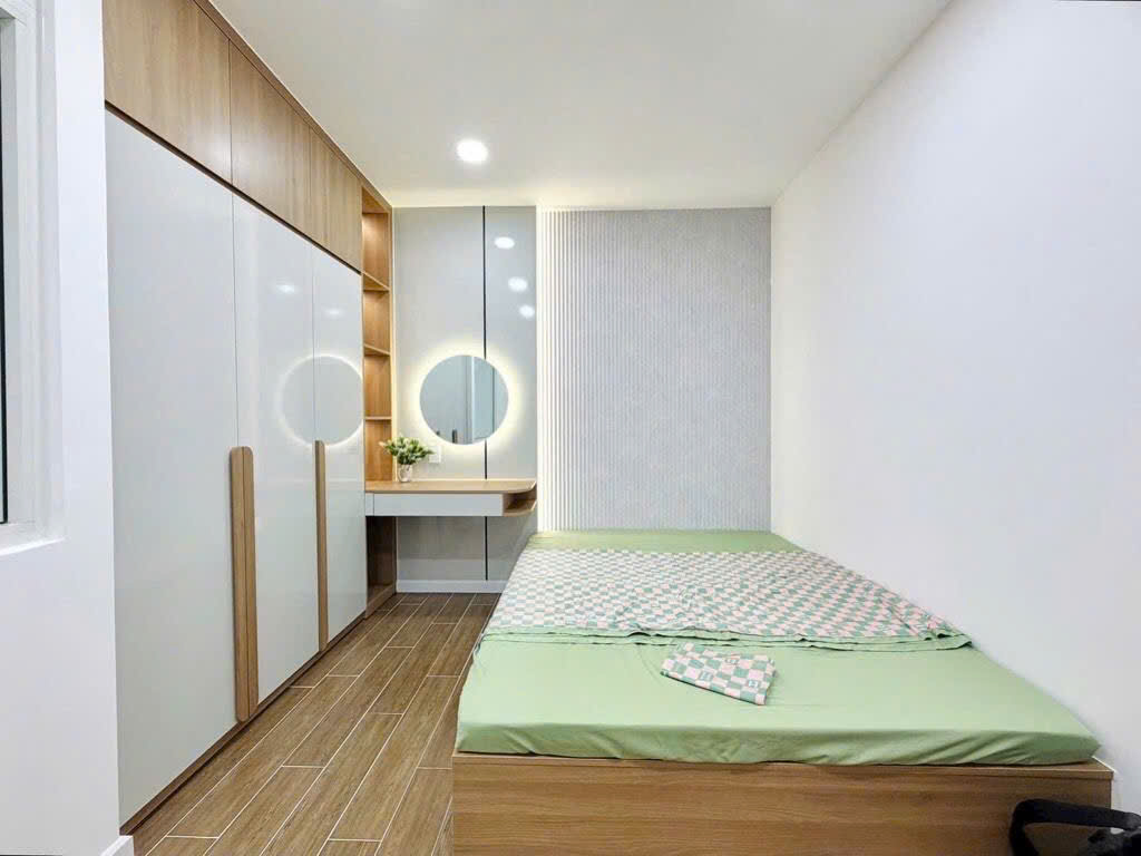 - NHÀ NỞ HẬU 5TẦNG + MÁI BTCT Ở PHÍA SAU MT HOÀNG VĂN THỤ