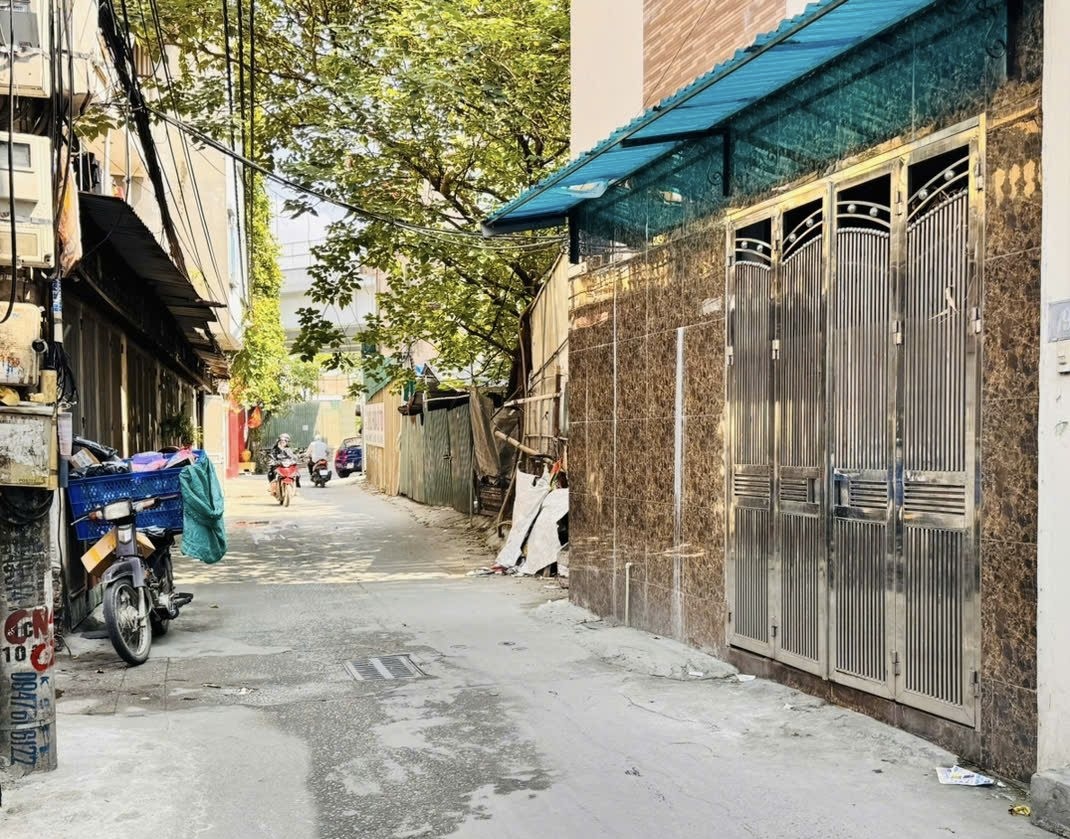 Phạm Văn Đồng, ô tô tránh, đỗ cửa.