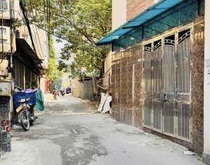 Phạm Văn Đồng, ô tô tránh, đỗ cửa.