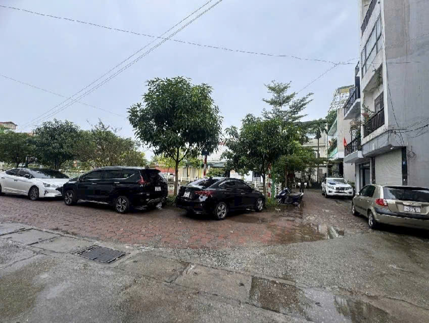 Bán nhà view hồ sen Phúc Lợi: Diện tích 62m2, gara 2 ô tô, nội thất gỗ xịn giá 15,25 tỷ