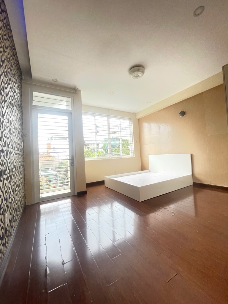 VIP PHÚ NHUẬN - HXH NGUYỄN ĐÌNH CHÍNH - 4TẦNG - 4.3 x 13.5 - NỞ HẬU - NHĨNH 10TỶ.