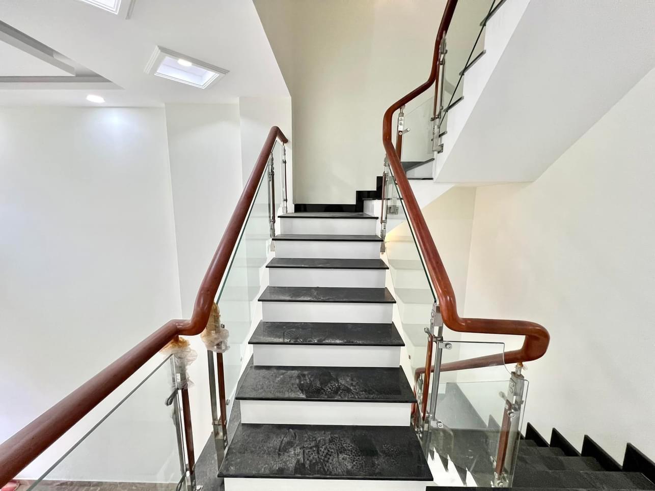 NHÀ MỚI GIAO NGAY - DỌN VỀ LÀ Ở NHÀ MẶT TIỀN NỘI BỘ - 5 TẦNG LẦU - CHỈ CÓ NHỈNH 5 TỶ.