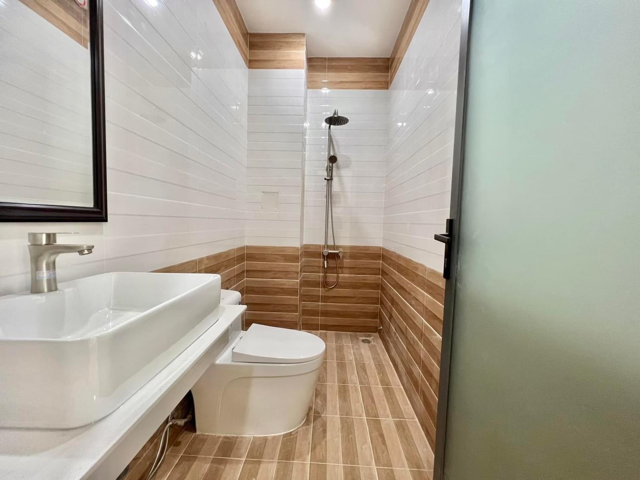 NHÀ MỚI GIAO NGAY - DỌN VỀ LÀ Ở NHÀ MẶT TIỀN NỘI BỘ - 5 TẦNG LẦU - CHỈ CÓ NHỈNH 5 TỶ.