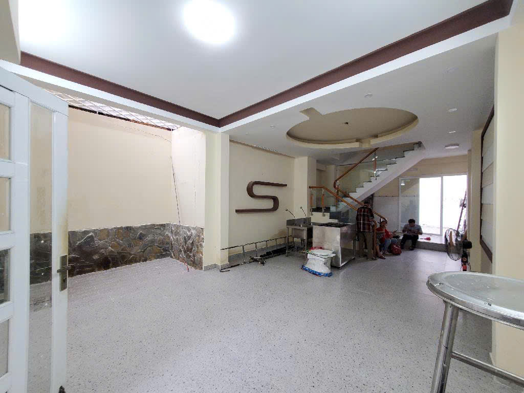 NHÀ DIỆN TÍCH LỚN - NGANG HƠN 6M - GIÁP Q1 - CHỦ THIỆN CHÍ BÁN - CHỈ CÓ 7.8 TỶ