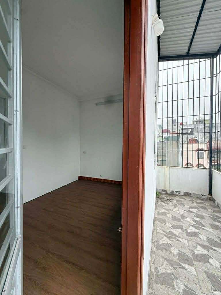 6.65 tỷ - Bán gấp nhà ngõ đường Lĩnh  Nam - ô tô đỗ cổng - 1 ngoặt ra phố; nhà xây kiên cố - đầy đủ nội thất - vị trí tuyệt đẹp