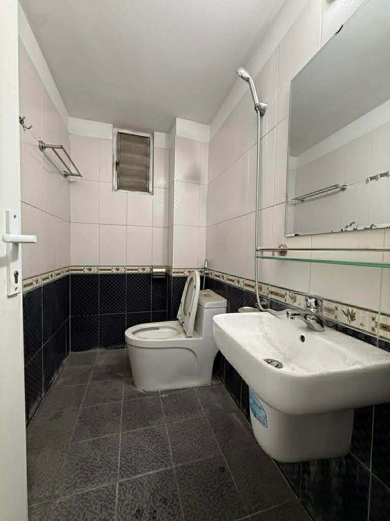 6.65 tỷ - Bán gấp nhà ngõ đường Lĩnh  Nam - ô tô đỗ cổng - 1 ngoặt ra phố; nhà xây kiên cố - đầy đủ nội thất - vị trí tuyệt đẹp