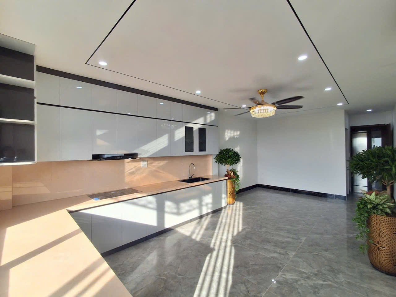 CẦN BÁN NHÀ ĐẸP TẶNG NỘI THẤT SANG