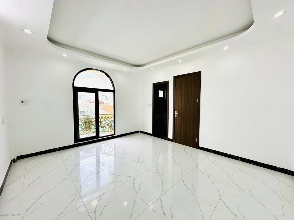 THẠCH BÀN - OTO TRÁNH ĐỖ NGÀY ĐÊM - KINH DOANH - THANG MÁY