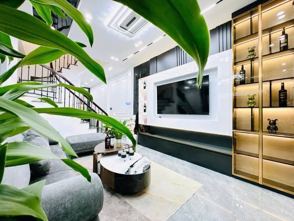 HOT HOT HOT -Hoàng Quốc Việt _ Hoàng Sâm _ 95m2 _ MT khổng lồ _ OTO 5 tạ _ 5 tầng dân xây