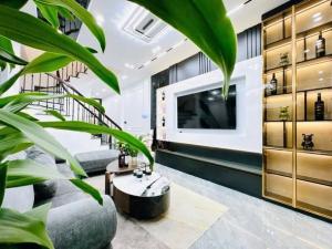 HOT HOT HOT -Hoàng Quốc Việt _ Hoàng Sâm _ 95m2 _ MT khổng lồ _ OTO 5 tạ _ 5 tầng dân xây