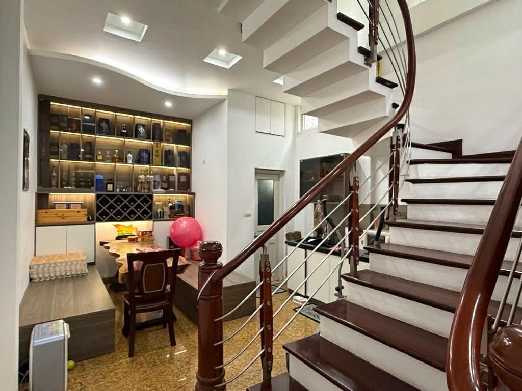 Bàn nhà Bạch Mai, HBT, HN. OTO vào tầng 1.