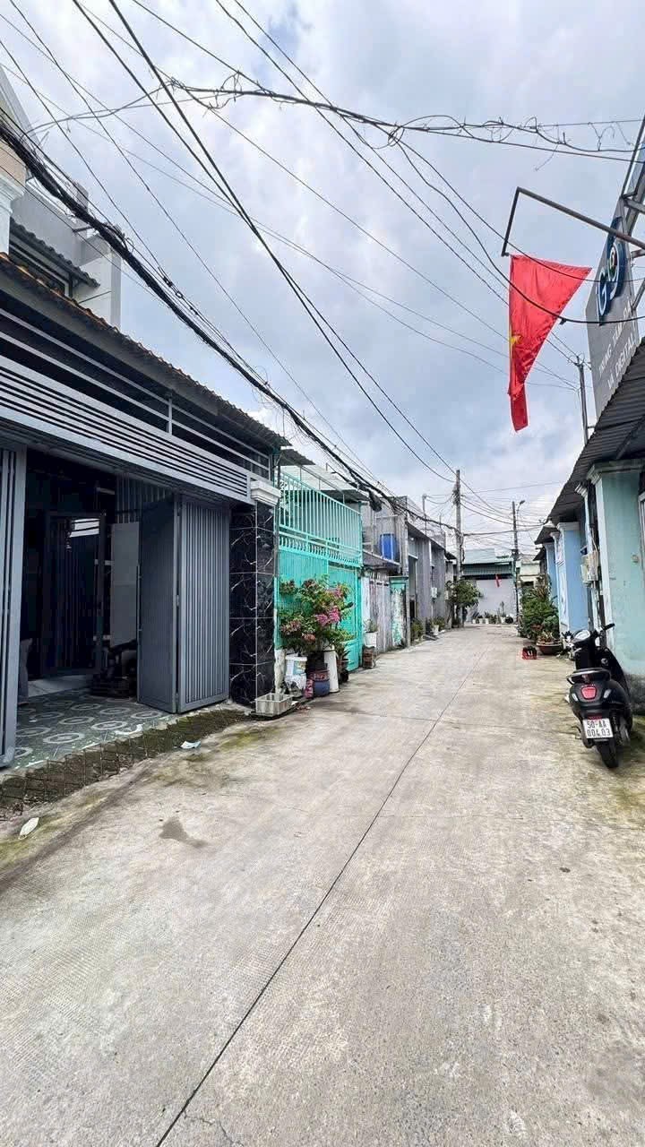 Nhà bán mặt tiền