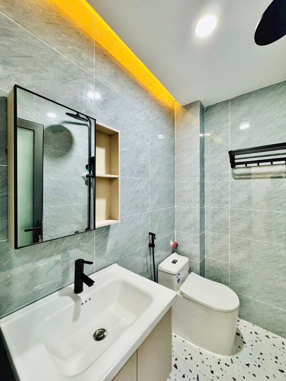 BÁN NHÀ NHỈNH 5 TỶ- SỔ HỒNG RIÊNG FWWW3