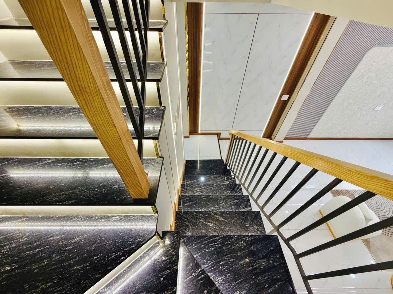 BÁN NHÀ NHỈNH 5 TỶ- SỔ HỒNG RIÊNG ET3q2gqwgq3