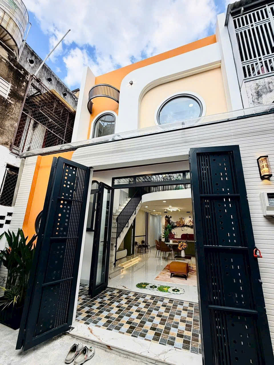 NHANH THÌ CÒN - TÂN BÌNH 2” - 70M2 (4.8x15) A4 - 2 TẦNG, 3 PHÒNG NGỦ (1PN DƯỚI TRỆT), 2WC - SÂN ĐỂ XE RỘNG - HẺM SẠCH, DÂN TRÍ CAO - TẶNG FULL NỘI THẤT XỊN - 5.x TỎI TL