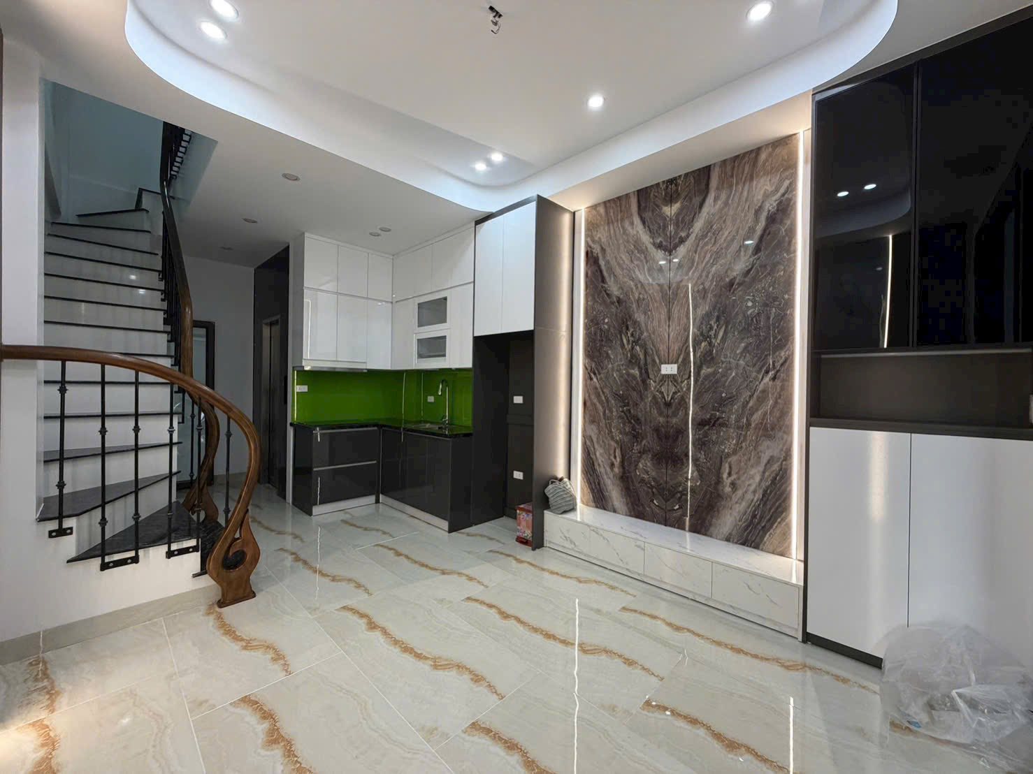 SIÊU PHẨM - NHÀ MỚI - LÔ GÓC - THANH MÁY, Ở SƯỚNG