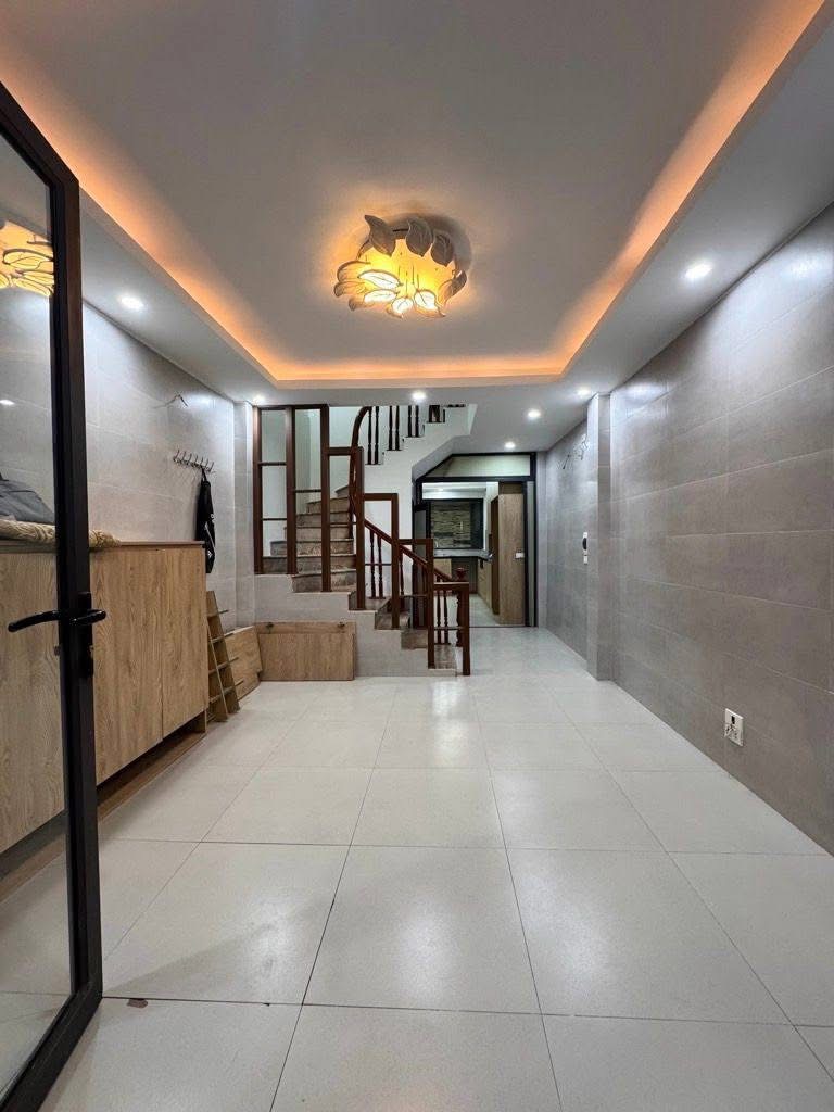 NHÀ PHỐ CẦU GIẤY -  MỘT BƯỚC RA Ô TÔ - VF3 LÙI CỬA - NHÀ DÂN XÂY  - SỔ HOA HẬU - THOÁNG TRƯỚC SAU.