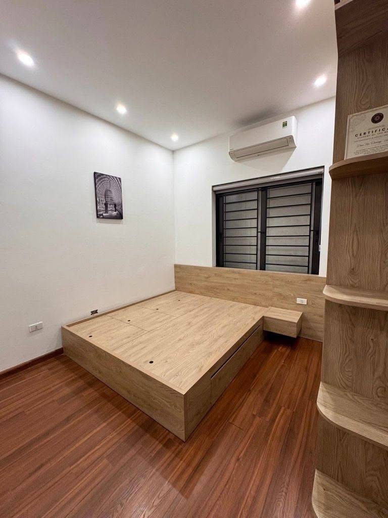 NHÀ PHỐ CẦU GIẤY -  MỘT BƯỚC RA Ô TÔ - VF3 LÙI CỬA - NHÀ DÂN XÂY  - SỔ HOA HẬU - THOÁNG TRƯỚC SAU.