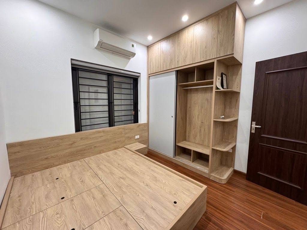 NHÀ PHỐ CẦU GIẤY -  MỘT BƯỚC RA Ô TÔ - VF3 LÙI CỬA - NHÀ DÂN XÂY  - SỔ HOA HẬU - THOÁNG TRƯỚC SAU.