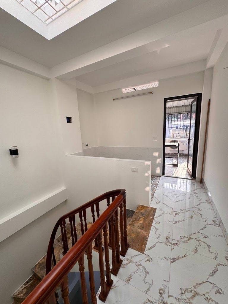 NHÀ PHỐ CẦU GIẤY -  MỘT BƯỚC RA Ô TÔ - VF3 LÙI CỬA - NHÀ DÂN XÂY  - SỔ HOA HẬU - THOÁNG TRƯỚC SAU.