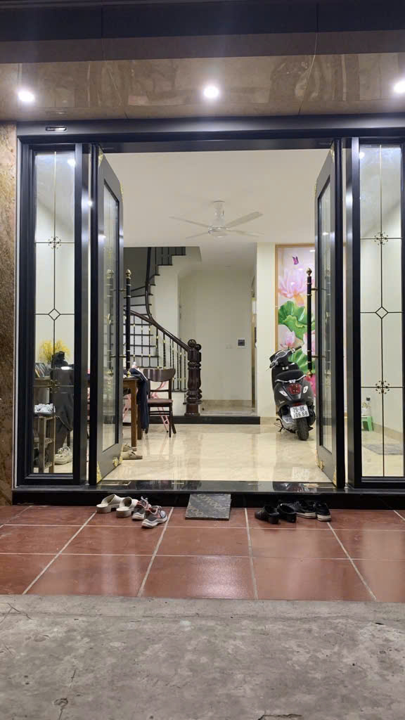 Bán nhà diện tích sổ 32m2, thực tế sử dụng 37m2, 5 tầng, mặt tiền 4.1m, sâu  7.9m tại Bồ Đề, Long Biên, Hà Nội