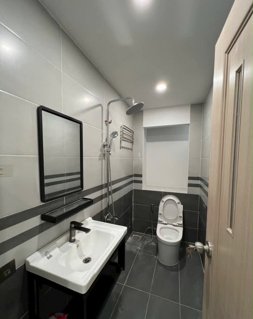 Bán nhà đẹp sát mặt tiền Huỳnh Tấn Phát, Quận 7, 5,3x11, 4,9 tỷ