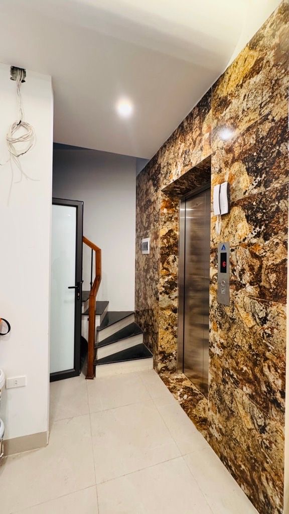 Dương Quảng Hàm - Cầu Giấy - 6 Tầng -  38M2 - Trung Tâm Tiện Ích - Giá chỉ 9.5 TỶ TL