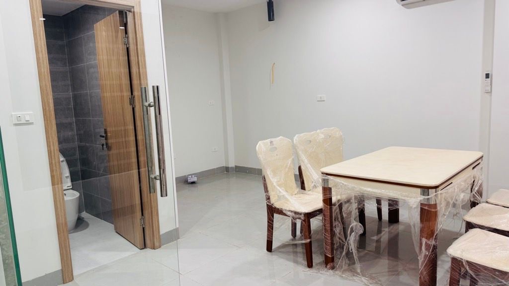 Dương Quảng Hàm - Cầu Giấy - 6 Tầng -  38M2 - Trung Tâm Tiện Ích - Giá chỉ 9.5 TỶ TL