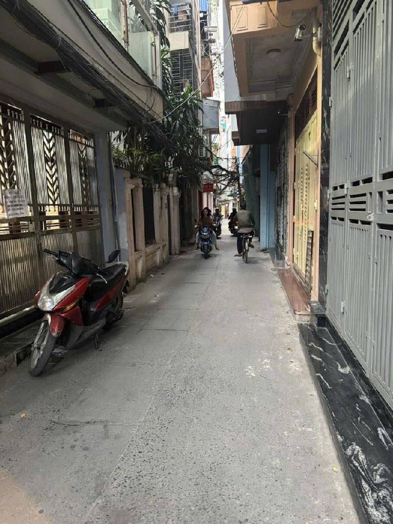 NHÀ ĐẸP Ở NGAY KHU CẦU GIẤY - GẦN PHỐ 37M2 - Giá 9.87 TỶ TL