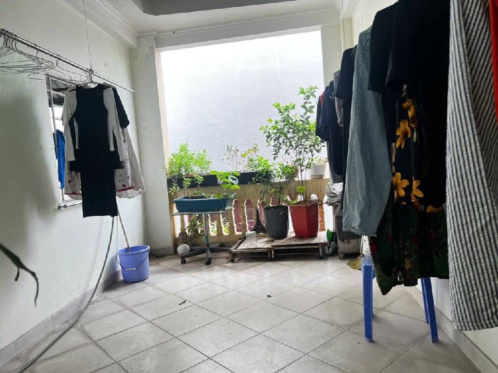 NHÀ ĐẸP Ở NGAY KHU CẦU GIẤY - GẦN PHỐ 37M2 - Giá 9.87 TỶ TL