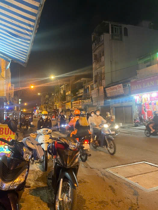 Sát mặt tiền Lạc Long Quân - 4 tầng - xe hơi đậu cửa - 9,5 tỷ