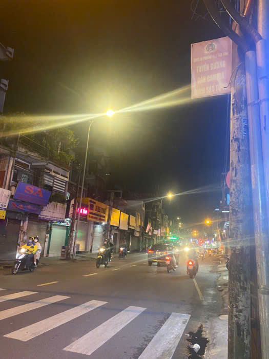 Sát mặt tiền Lạc Long Quân - 4 tầng - xe hơi đậu cửa - 9,5 tỷ