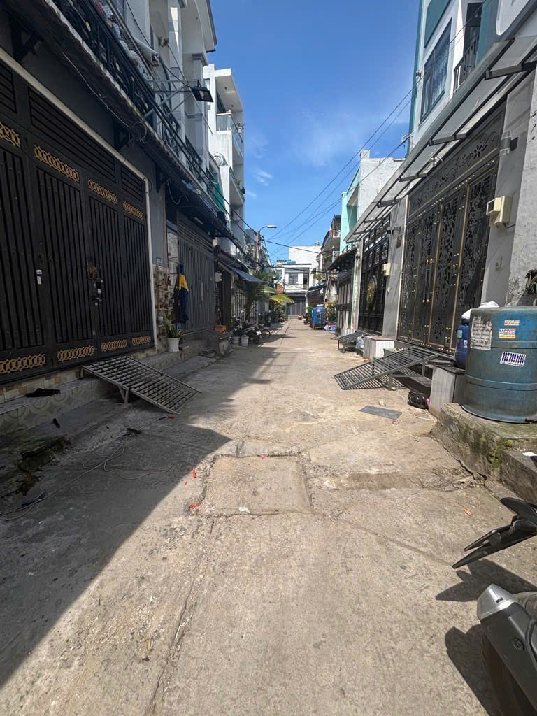 Bán nhà đường Bình Trị Đông, Bình Tân, nhà 5 tầng mới, hẻm thông ra đường lớn chỉ 50m, 4 x 10 m, chỉ nhỉnh 6 tỷ