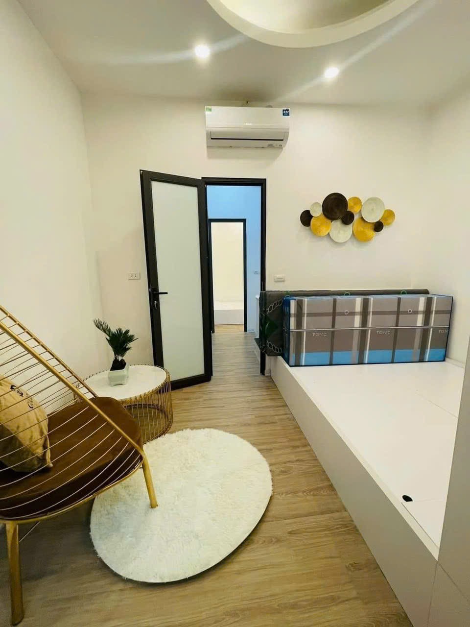 Nhà mới 4 tầng ô tô vào tận nhà, mặt hồ Hoàng Cầm, Đống Đa