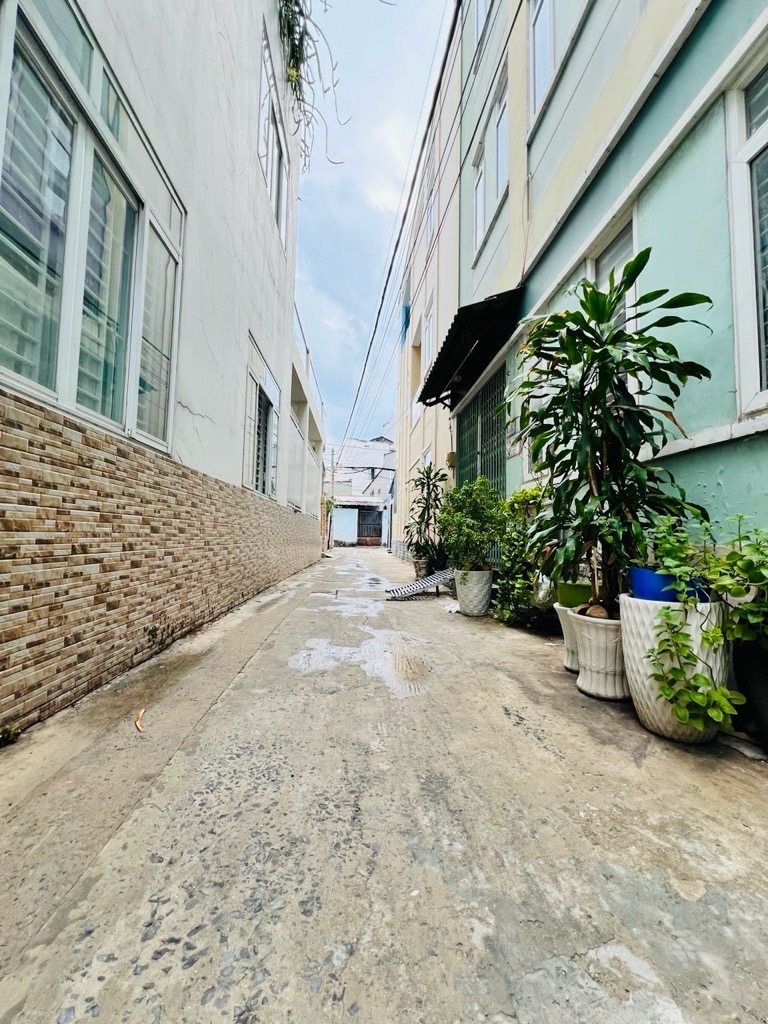 TÂN PHÚ - HẼM Ô TÔ - NHÀ LÔ GÓC 3 TẦNG VỪA Ở VỪA CHO THUÊ - NGANG KHỦNG 8M NỞ HẬU - SỔ CHÍNH CHỦ BÌA HOÀN CÔNG ĐỦ