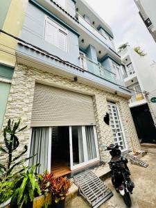 TÂN PHÚ - HẼM Ô TÔ - NHÀ LÔ GÓC 3 TẦNG VỪA Ở VỪA CHO THUÊ - NGANG KHỦNG 8M NỞ HẬU - SỔ CHÍNH CHỦ BÌA HOÀN CÔNG ĐỦ