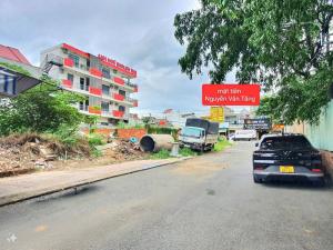 Sát mặt tiền Nguyễn Văn Tăng đường trước nhà 16m