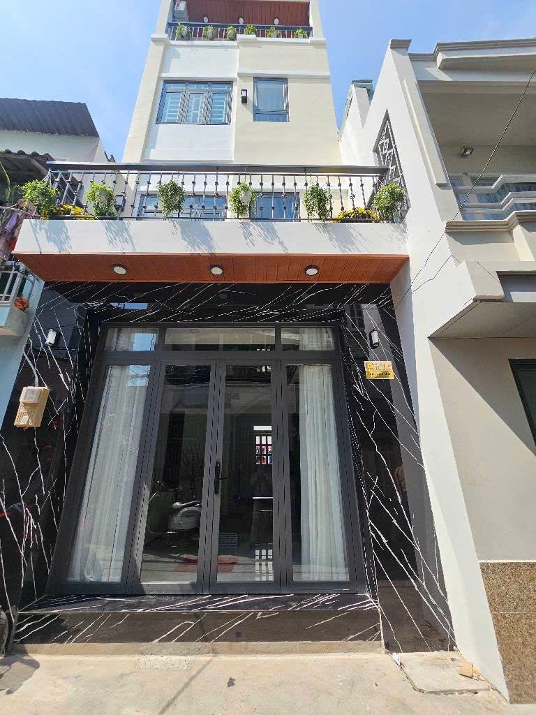 Bán nhà Trần Xuân một trục cách mặt tiền 30m ngang 4m2 dài 7m nhà 4 tầng 3 phòng (mỗi tầng một phòng) + Trung Tân Hưng Quận 7 cạnh Lotte Him Lam + Ngang 4m2 dài 7m + Nhà 4 tầng 3 phòng + Sổ hồng riêng Hoàn công + Chỉ 6 tỷ nhỉnh Liên hệ: 0945013308 (Ngân)