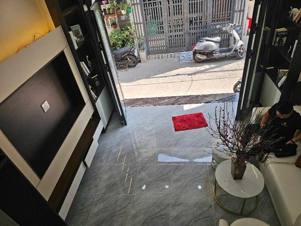 Bán nhà Trần Xuân một trục cách mặt tiền 30m ngang 4m2 dài 7m nhà 4 tầng 3 phòng (mỗi tầng một phòng) + Trung Tân Hưng Quận 7 cạnh Lotte Him Lam + Ngang 4m2 dài 7m + Nhà 4 tầng 3 phòng + Sổ hồng riêng Hoàn công + Chỉ 6 tỷ nhỉnh Liên hệ: 0945013308 (Ngân)