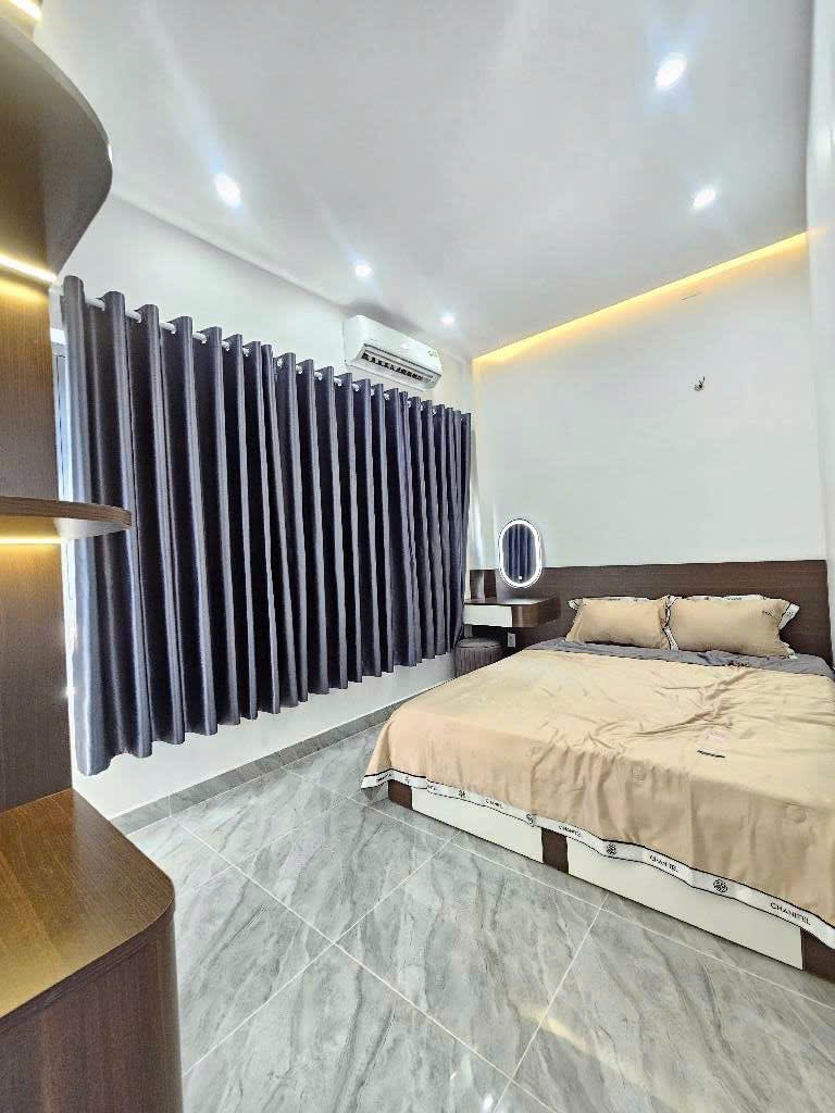 Bán nhà Trần Xuân một trục cách mặt tiền 30m ngang 4m2 dài 7m nhà 4 tầng 3 phòng (mỗi tầng một phòng) + Trung Tân Hưng Quận 7 cạnh Lotte Him Lam + Ngang 4m2 dài 7m + Nhà 4 tầng 3 phòng + Sổ hồng riêng Hoàn công + Chỉ 6 tỷ nhỉnh Liên hệ: 0945013308 (Ngân)