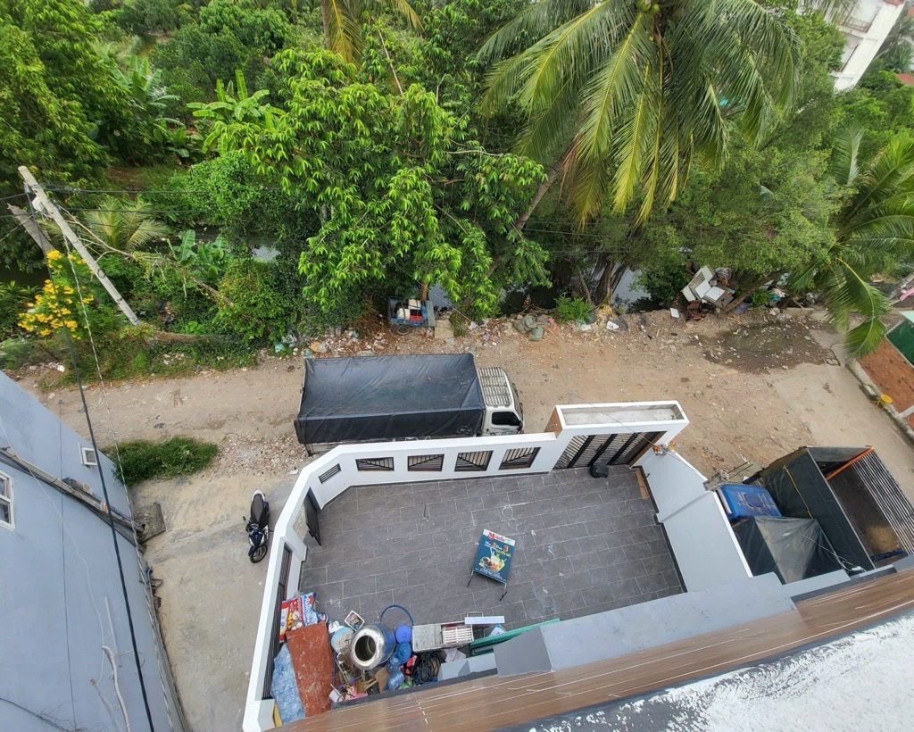 Bán nhà đường Thạnh Xuân 32. Diện tích 13 x 26. Mặt tiền bờ kênh sạch 10m