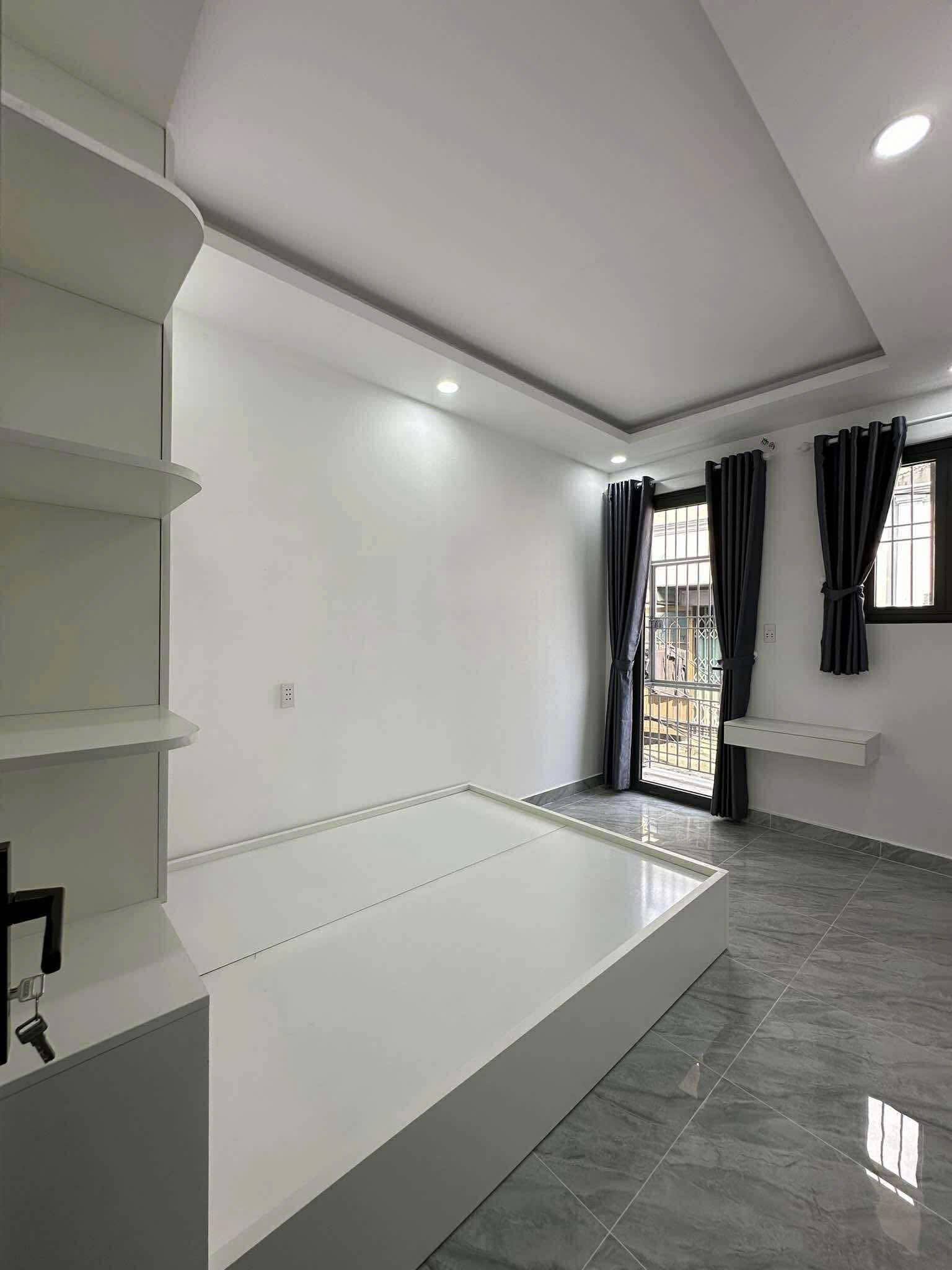 NHÀ TRUNG TÂM QUẬN 4  - 4MX10M - 2 TẦNG - GIA 4,5 TỶ tTL