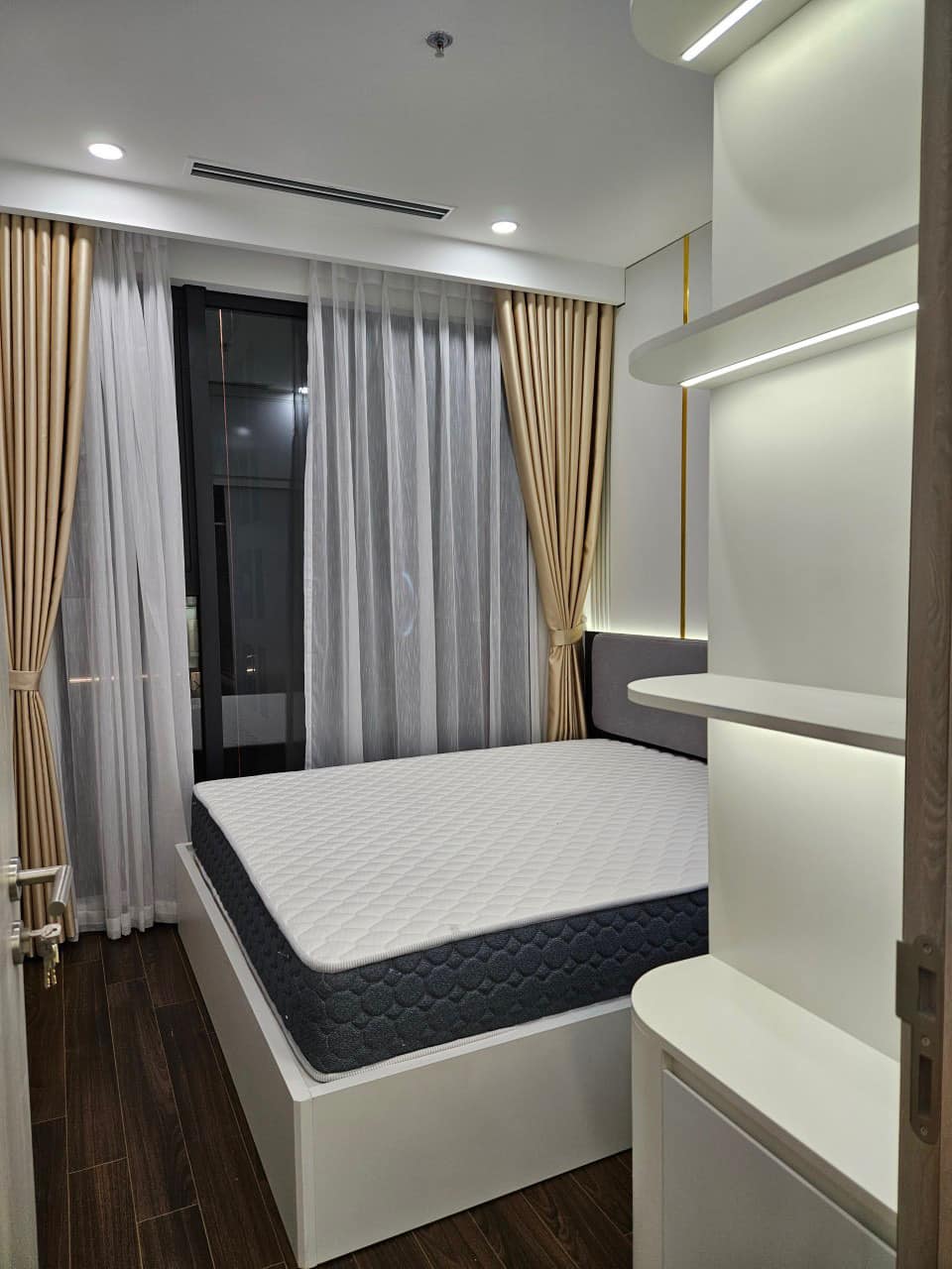 Bán chung cư Vinhomes Smartcity 2 ngủ view hồ nội thất xịn nhỉnh 3 tỷ